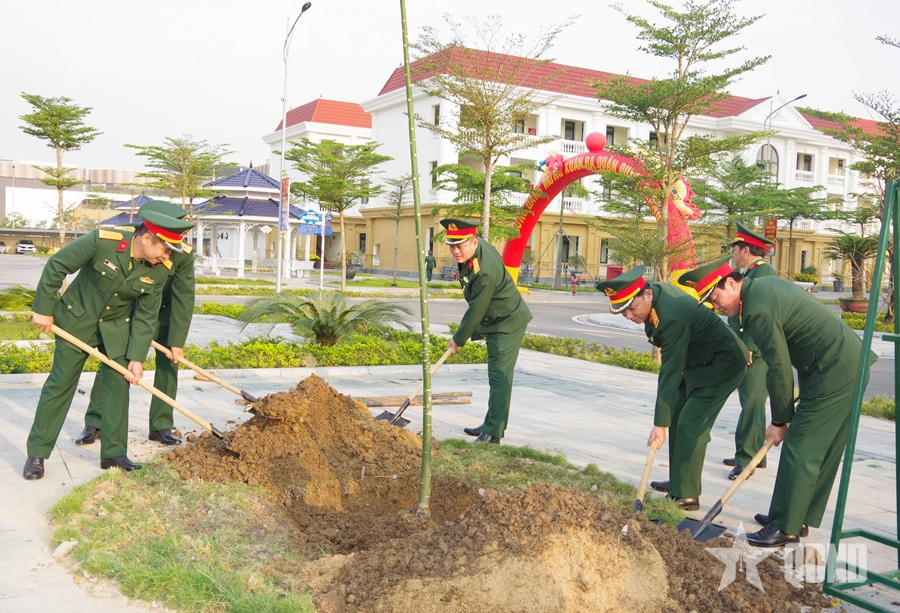 Bộ CHQS thành phố Huế phát động Tết trồng cây “ Đời đời nhớ ơn Bác Hồ”